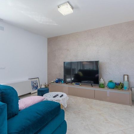 Modern Apartments With Shared Pool Near The Sea Pula Exterior photo