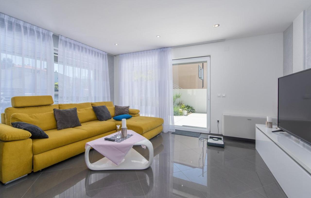 Modern Apartments With Shared Pool Near The Sea Pula Exterior photo