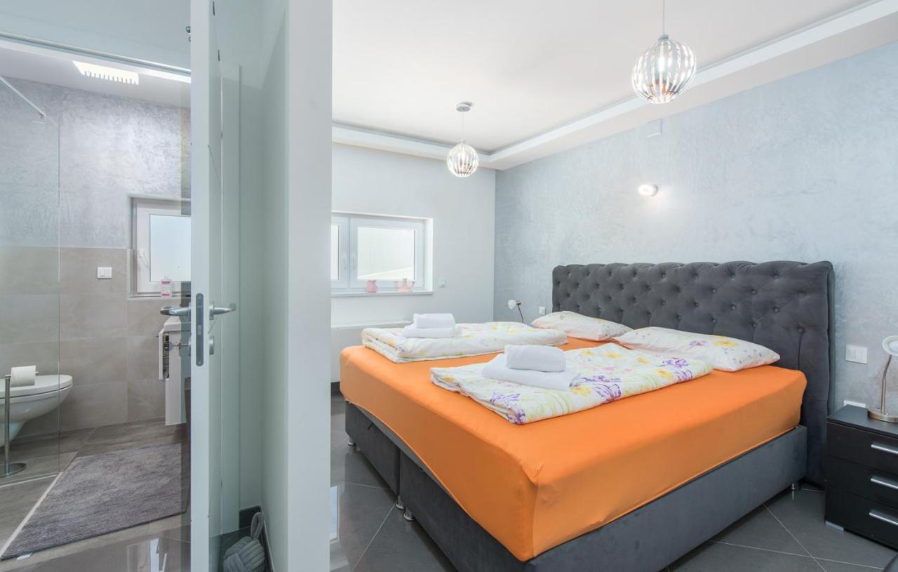 Modern Apartments With Shared Pool Near The Sea Pula Exterior photo